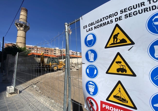 Parte de un solar grafiado en el PEC del Cabanyal para aparcamiento en altura, donde se van a crear apartamentos turísticos.