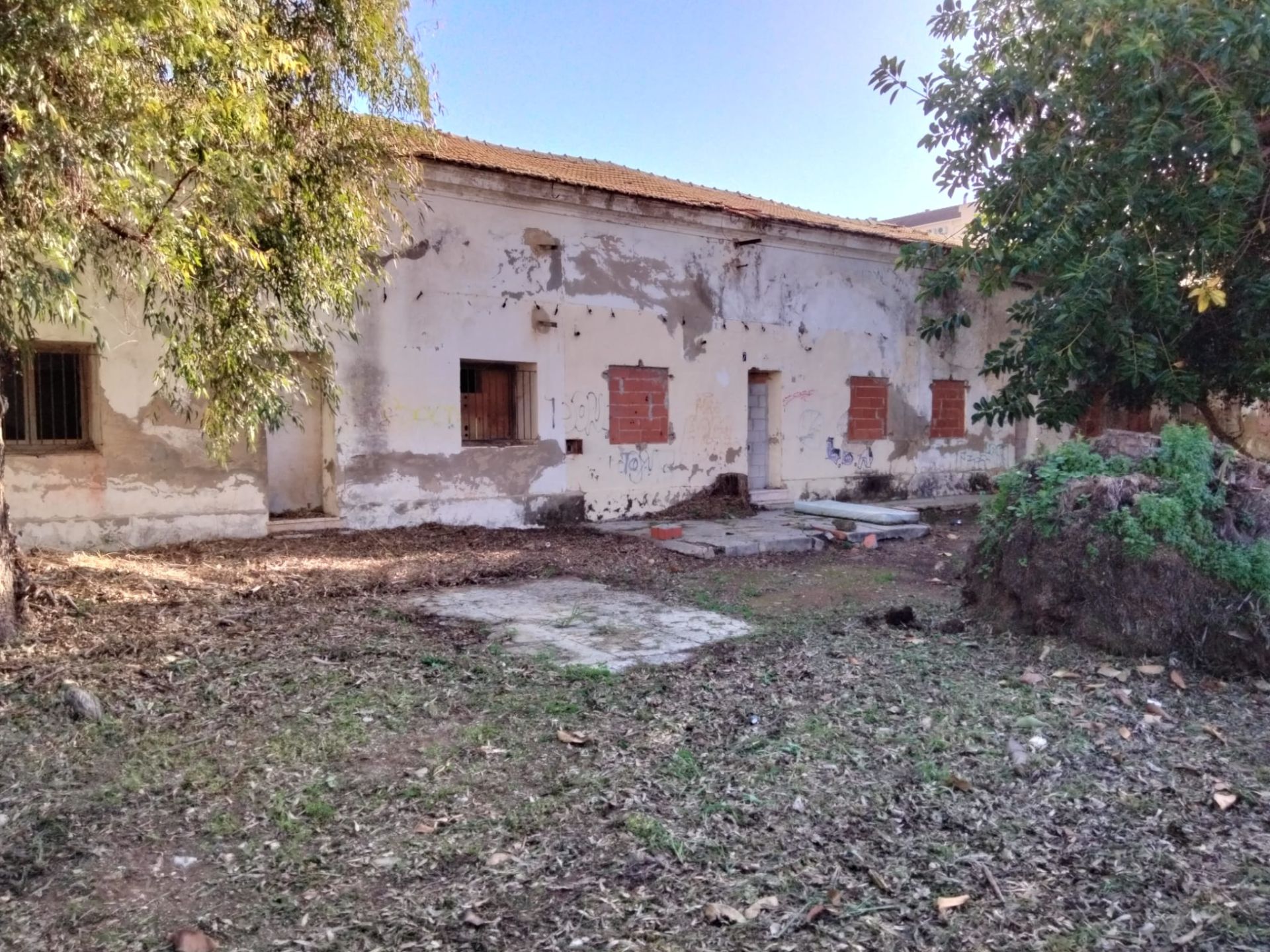 Las antiguas 'casas de los ferroviarios', abandonadas desde hace años.