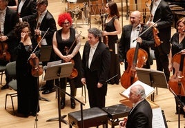 El director Gustavo Dudamel saluda al inicio del concierto solidario, este lunes, en el Palau de la Música.