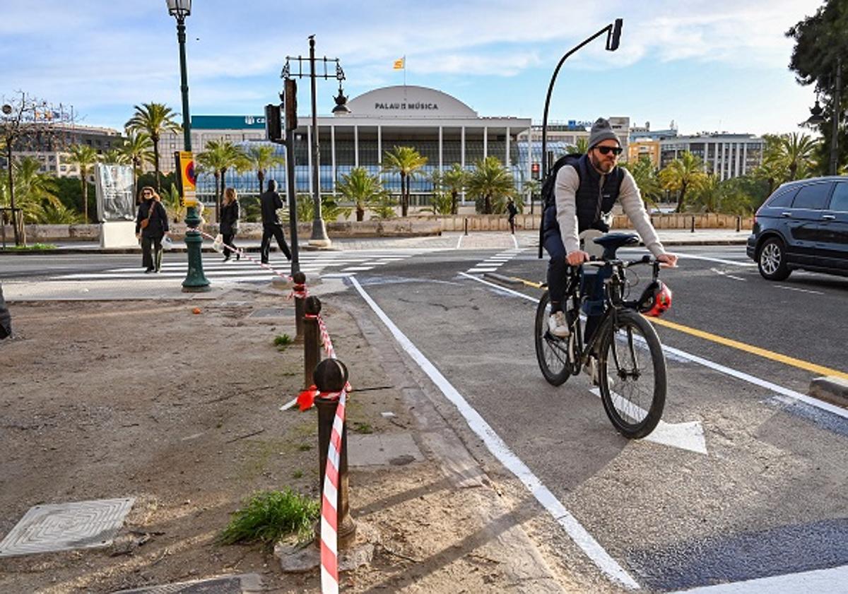 Imagen principal - El Ayuntamiento de Valencia incorpora dos nuevos pasos de peatones semaforizados en vías muy transitadas