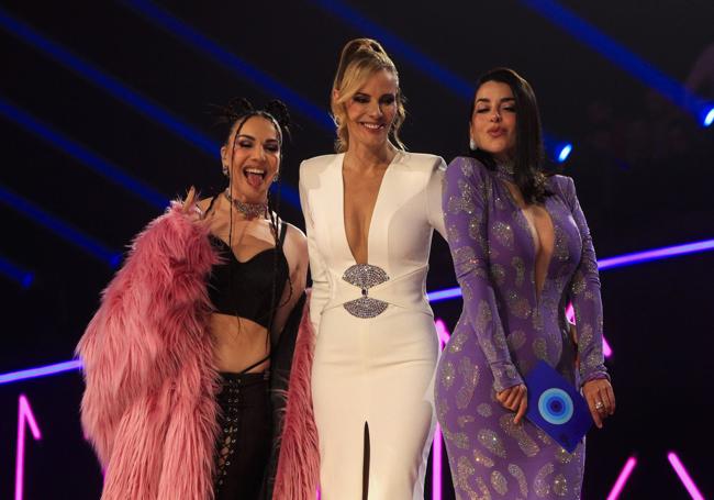 Inés Hernand, Paula Vázquez y Ruth Lorenzo, en el Benidorm Fest.