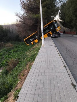 Imagen del estado en que han quedado el autobús y el coche tras el accidente.