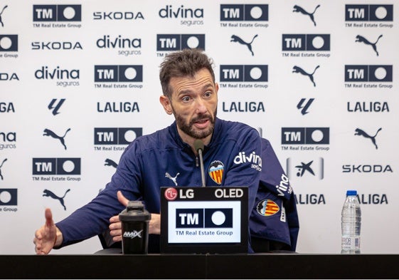 Carlos Corberán, en rueda de prensa.