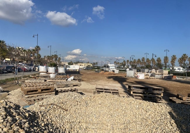 Solar que se está habilitando para ganar plazas de aparcamiento en la Malvarrosa, junto al paseo marítimo.