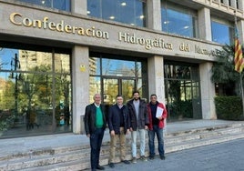 Representantes de 'Tots a una veu' tras la reunión en la sede de la Confederación este miércoles.