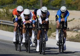 Ciclistas del Lidl-Trek, durante la crono por equipos de ayer en Orihuela.