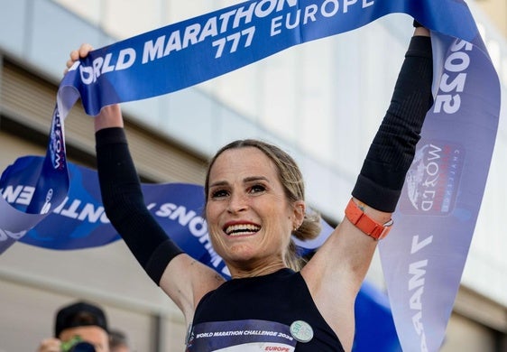 La influencer y atleta navarra Estefanía Unzu, más conocida como Verdeliss, gana el maratón de Madrid, el quinto de su gran reto.