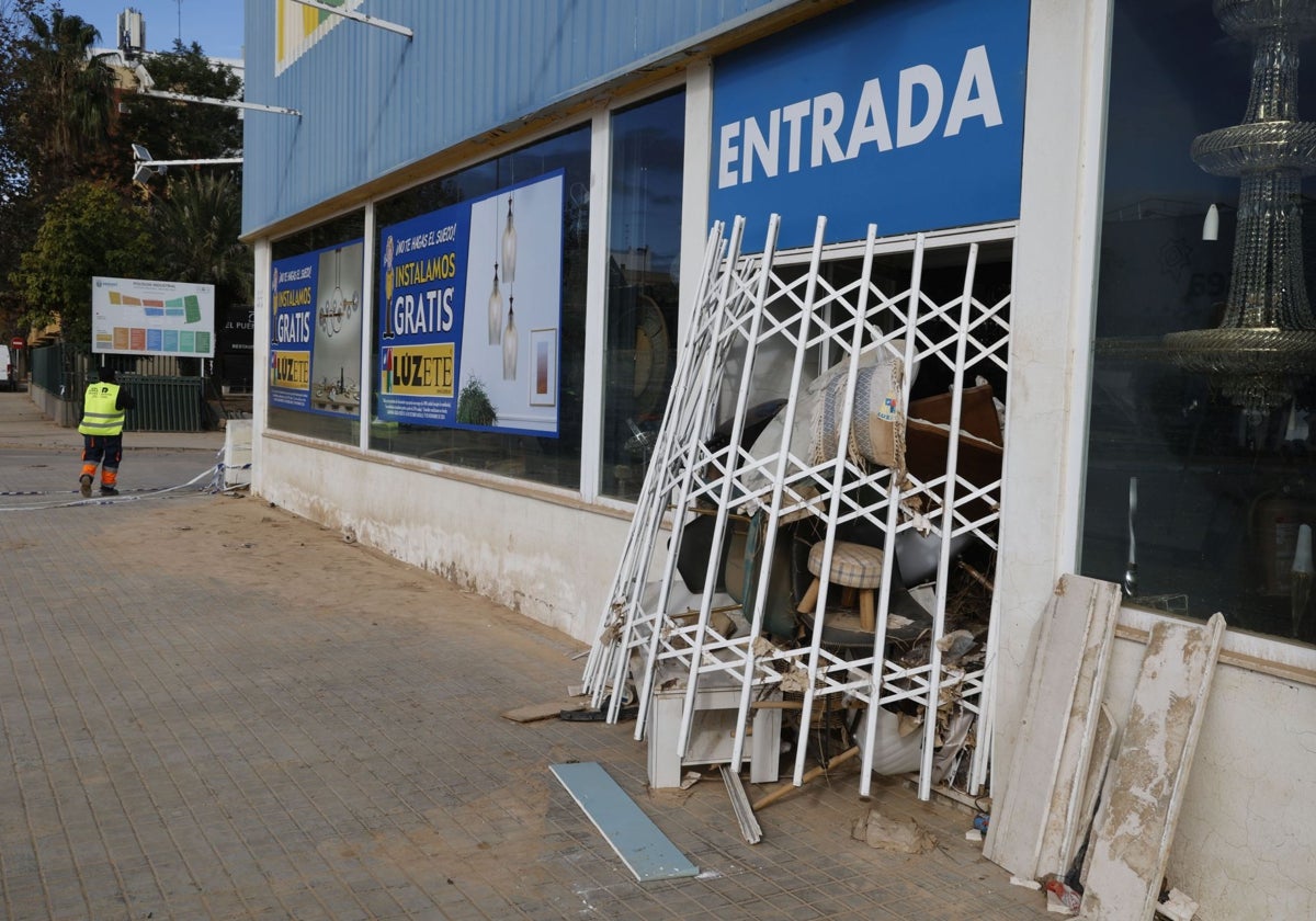 Un comercio afectado por la dana, en imagen de archivo.