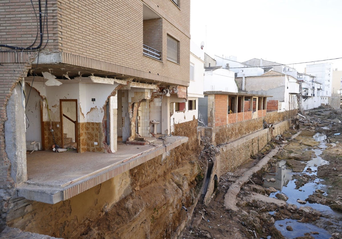 Destrozos en una vivienda de Chiva cercana al cauce del barranco del Poyo.