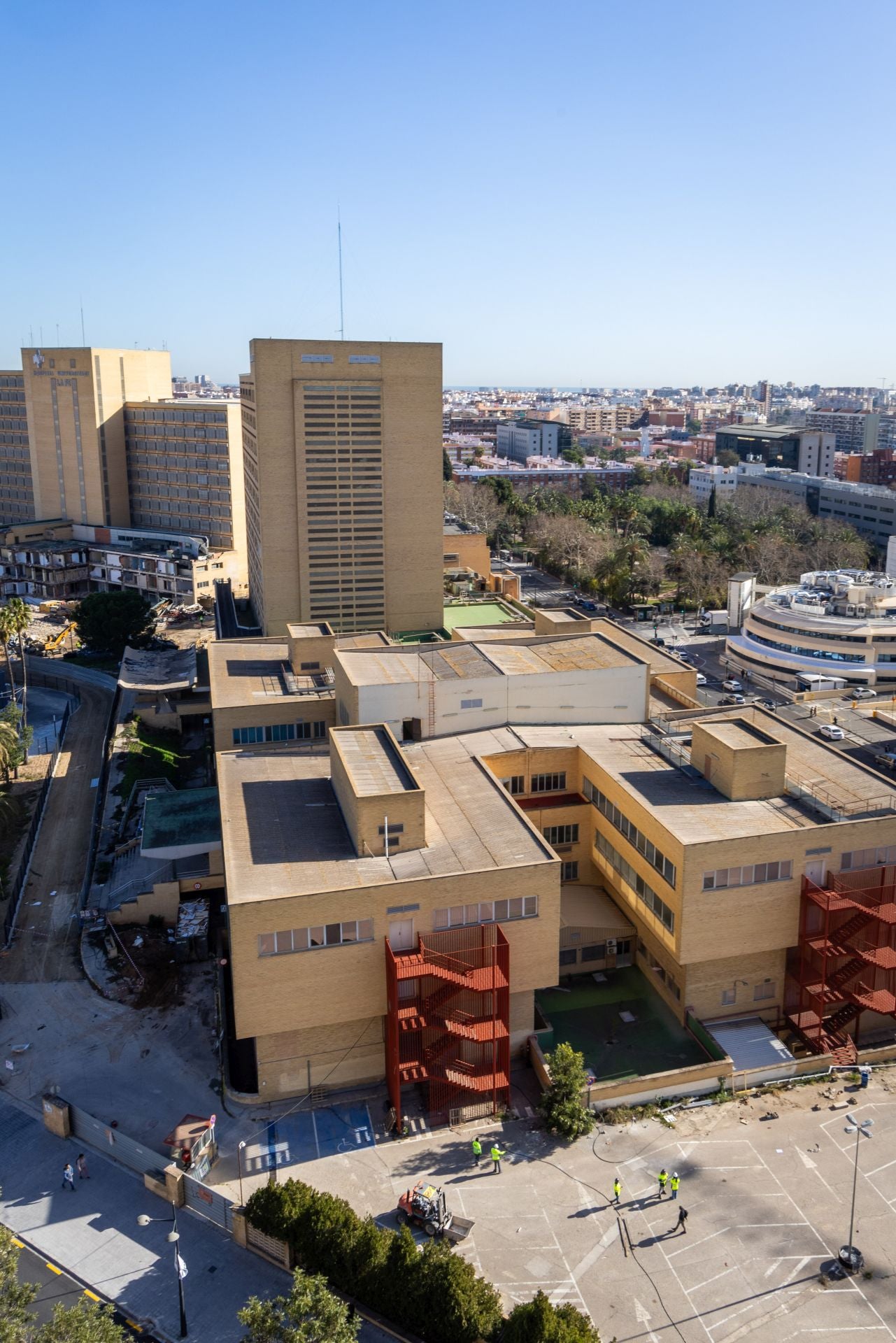 El derribo de la antigua Fe ya se centra en el edificio principal