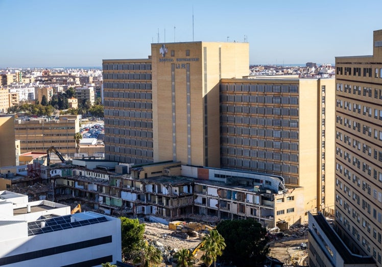 La planta baja y los dos primeros pisos en demolición.