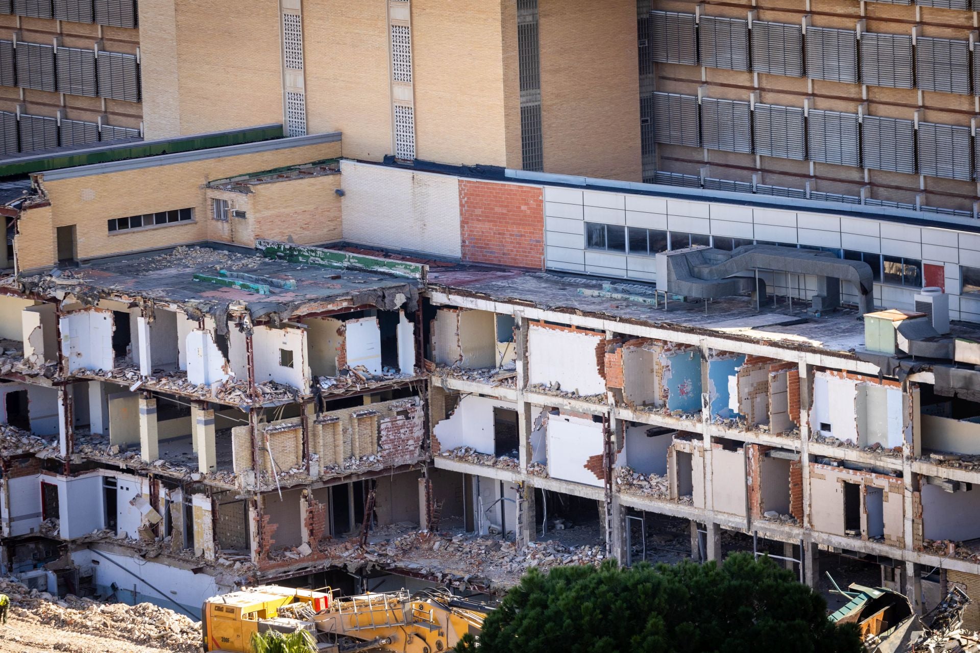 El derribo de la antigua Fe ya se centra en el edificio principal