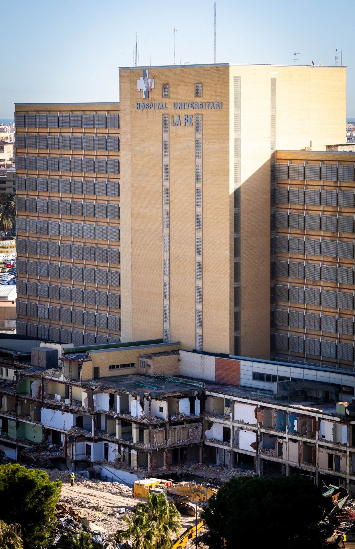 El derribo de la antigua Fe ya se centra en el edificio principal