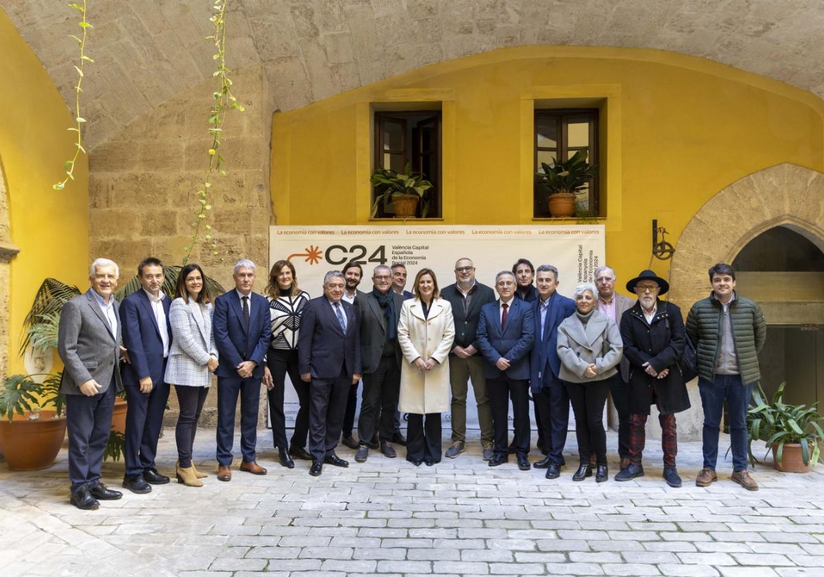 Asistentes a la reunión con la alcaldesa María José Catalá.