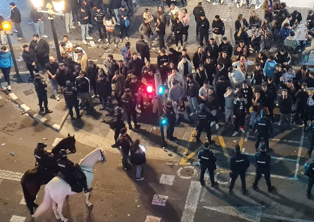 Imagen secundaria 1 - Las protestas comenzaron fuera de Mestalla tras el descanso, con el valencianismo indignado. 