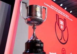 Trofeo de la Copa expuesto en uno de los sorteos de las rondas previas de la competición.