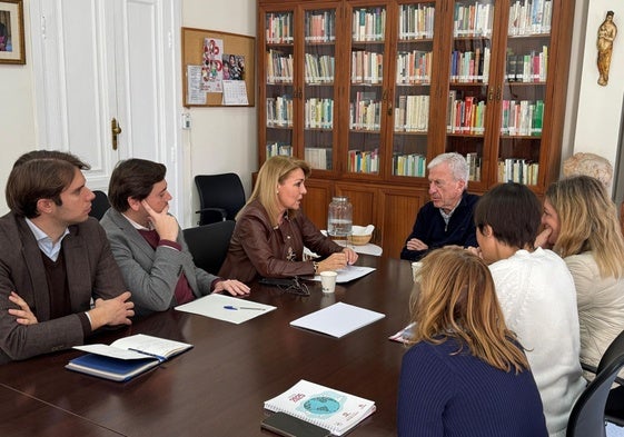 Un momento de la reunión entre Cáritas y Susana Camarero.