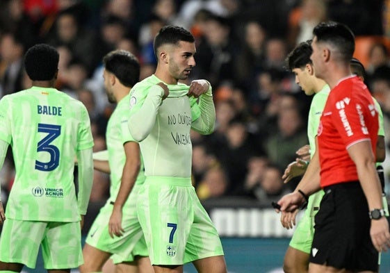 Ferran muestra su mensaje de apoyo tras marcar el 0-1.