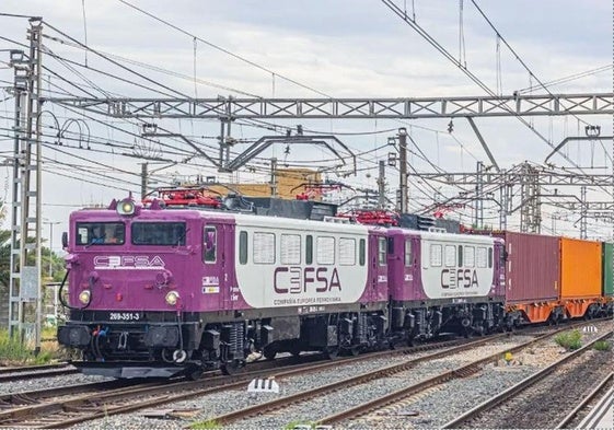 Una locomotora de CEFSA en una estación ferroviaria.