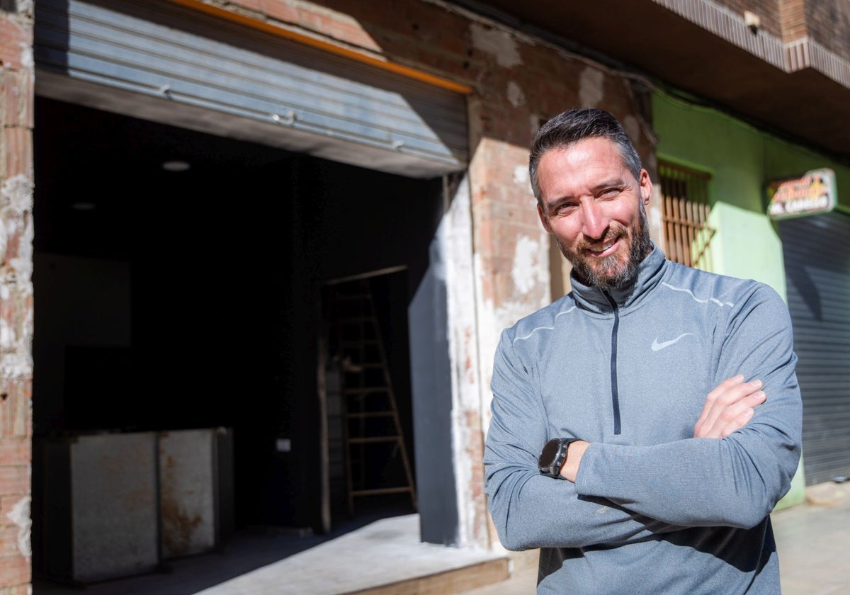 Sergio Llorca, en la puerta de su local.