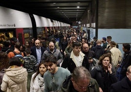 Viajeros en la parada de Xàtiva afectados por la huelga de este mediodía.