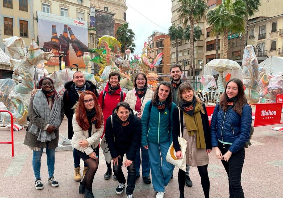 Jóvenes europeos en una actividad celebrada en durante las Fallas.