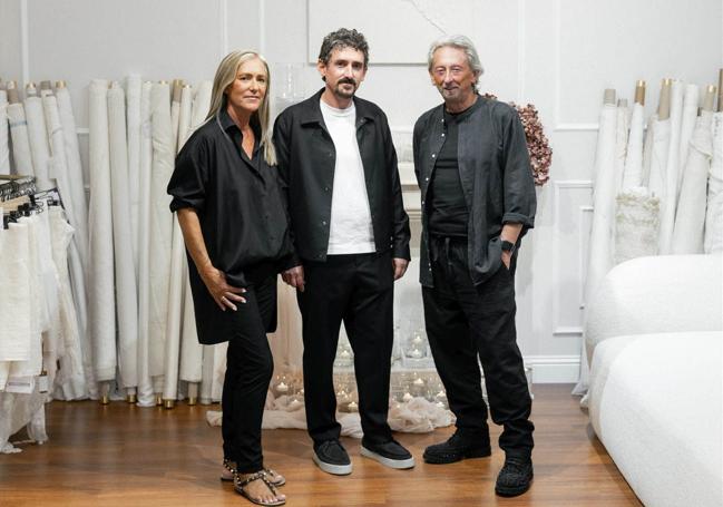 Álex Vidal con sus padres, en la inauguración del atelier el pasado mes de septiembre.