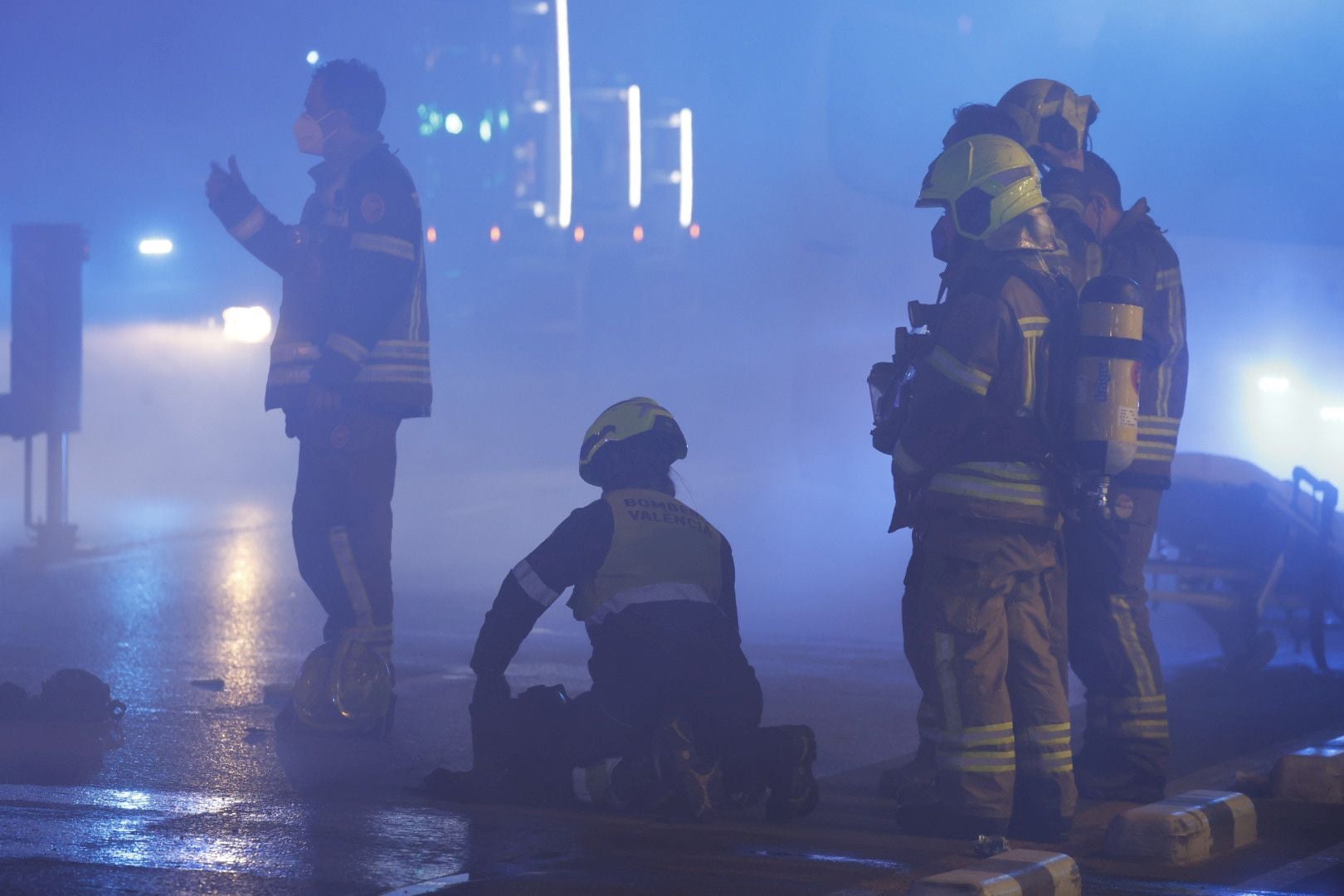 FOTOS | El incendio en un bingo desata la alarma en Valencia