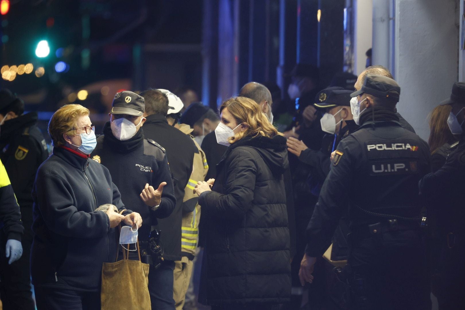 FOTOS | El incendio en un bingo desata la alarma en Valencia