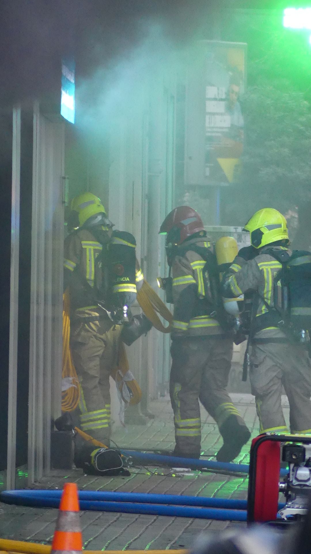 FOTOS | El incendio en un bingo desata la alarma en Valencia