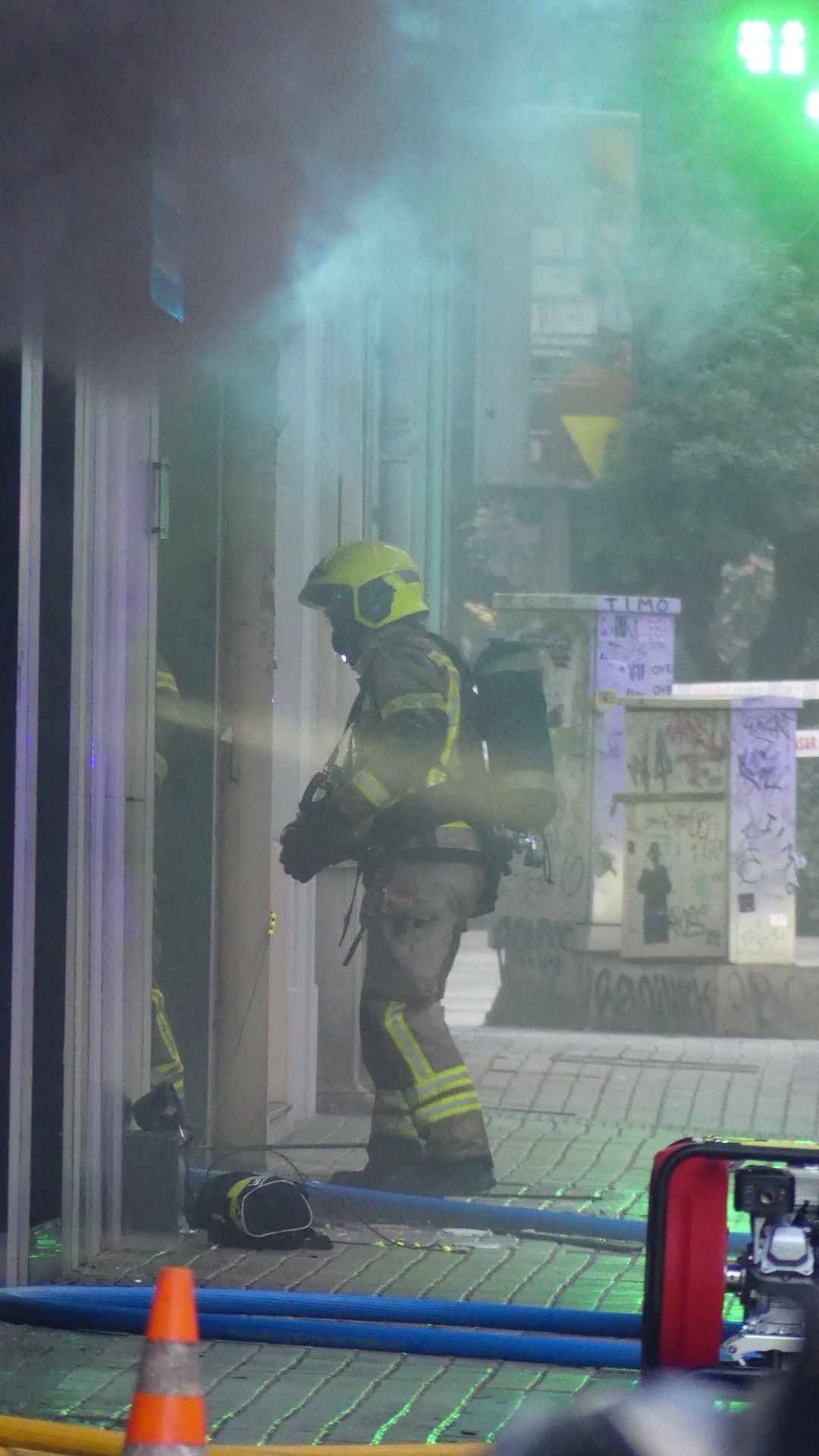 FOTOS | El incendio en un bingo desata la alarma en Valencia