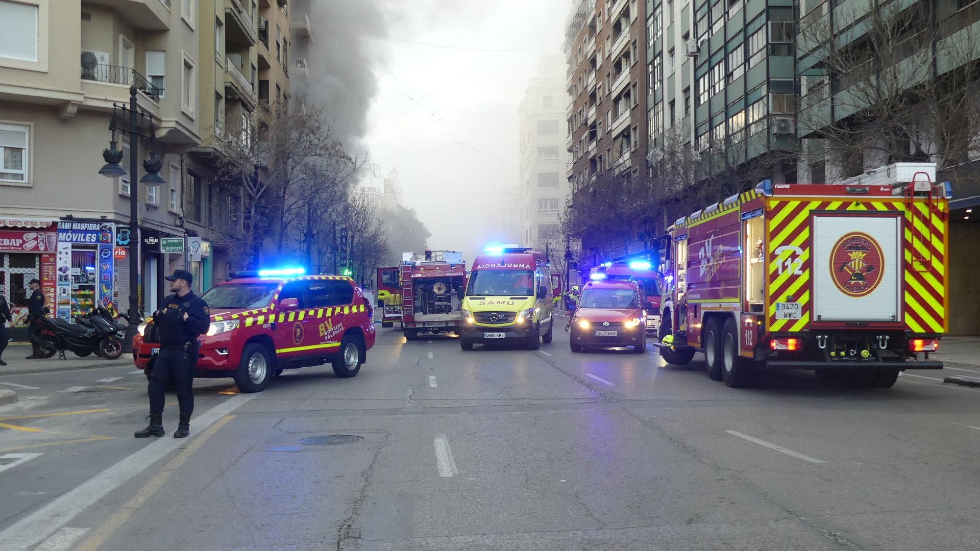 FOTOS | El incendio en un bingo desata la alarma en Valencia