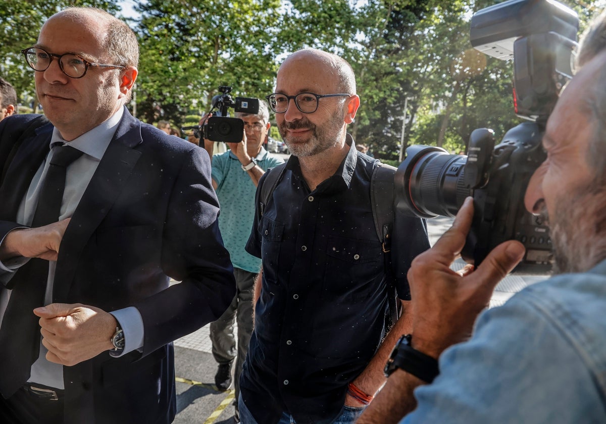 Francis Puig junto a su abogado en la Ciutat de la Justicia.