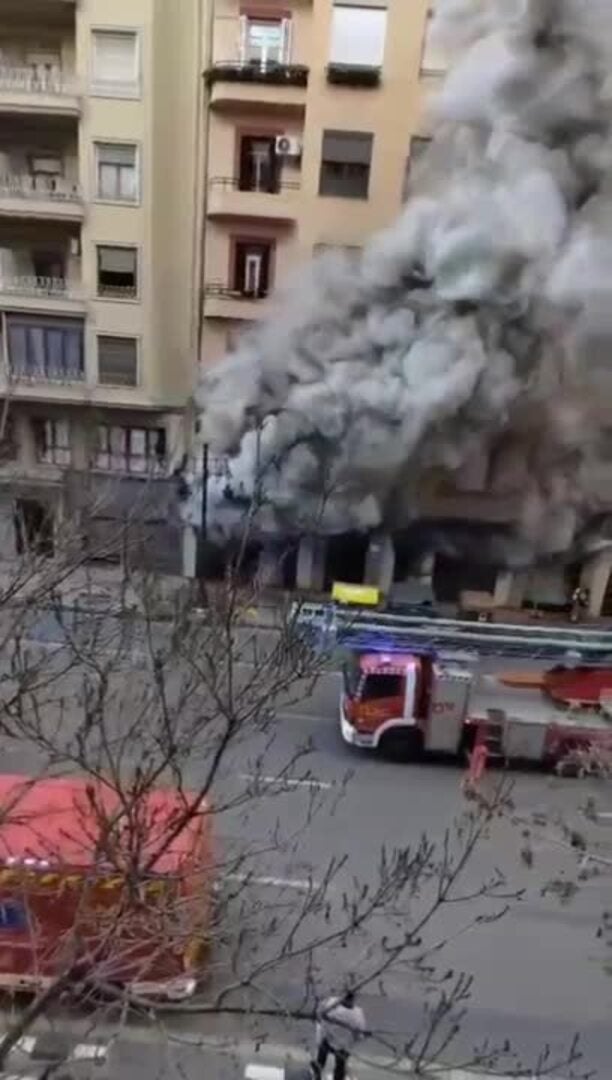 Las llamas en un bingo junto a plaza España causan la alarma en el centro de Valencia