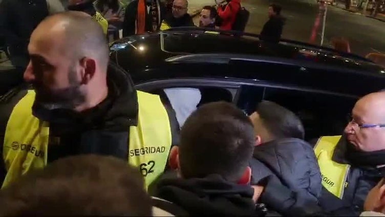 Tensión en la salida de los jugadores de Mestalla con sus coches