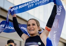 La influencer Estefanía Unzu, más conocida como Verdeliss, en su llegada a meta en la maratón de Madrid.