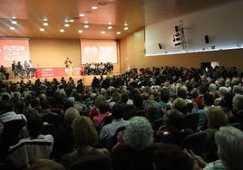 El salón de actos de la facultad de Filología, durante la intervención de Fernánde< Bielsa, este viernes.