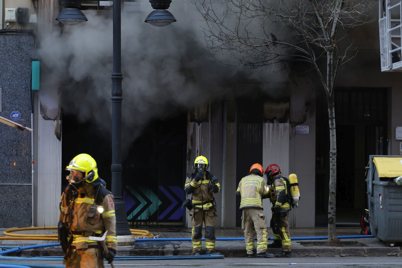 FOTOS | El incendio en un bingo desata la alarma en Valencia