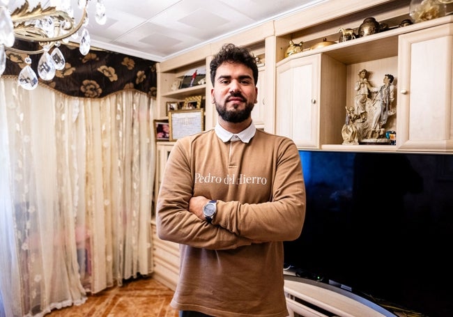 Antonio Santiago, en el salón de su vivienda en el barrio de la Fuensanta.