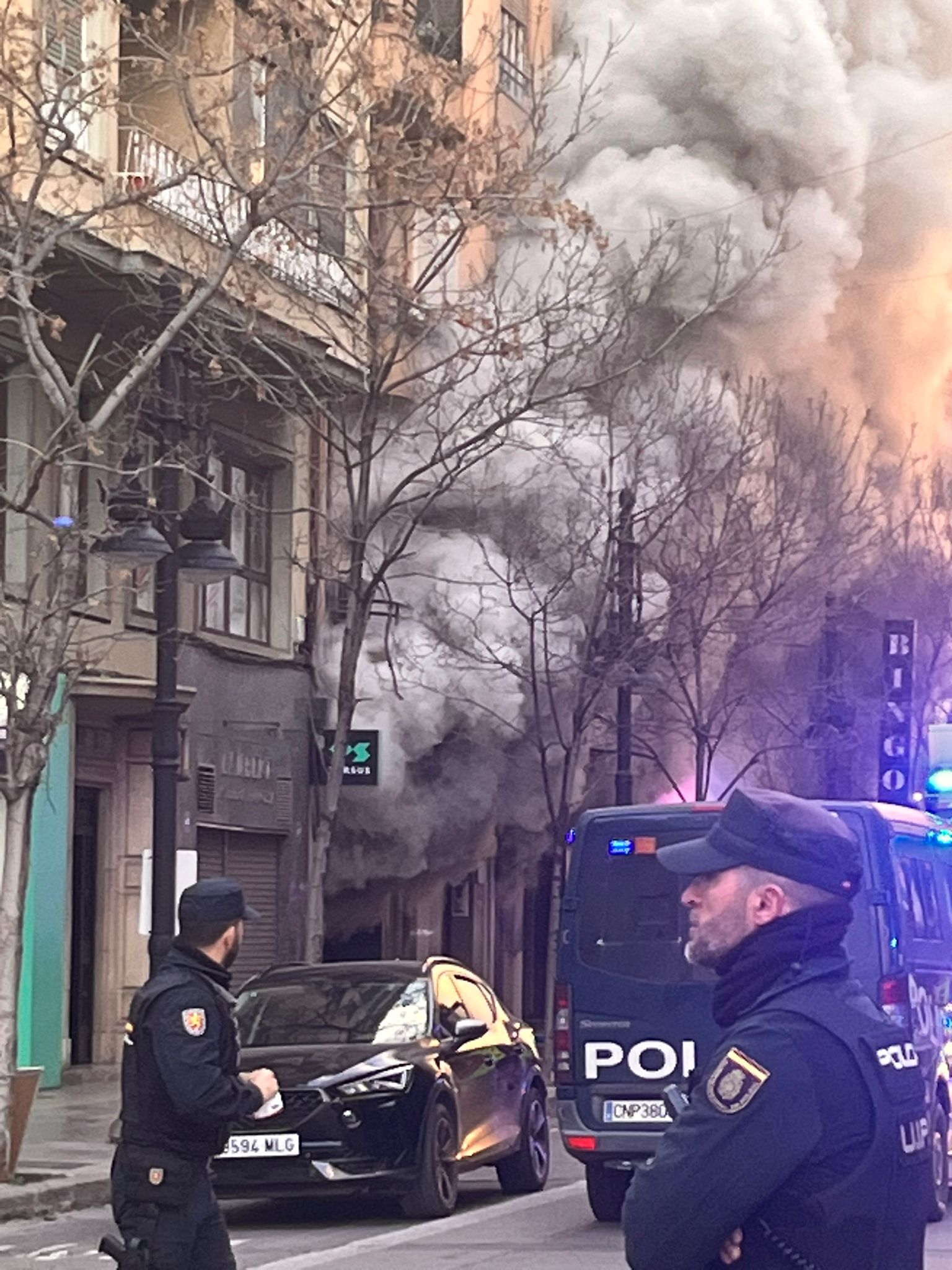 FOTOS | El incendio en un bingo desata la alarma en Valencia