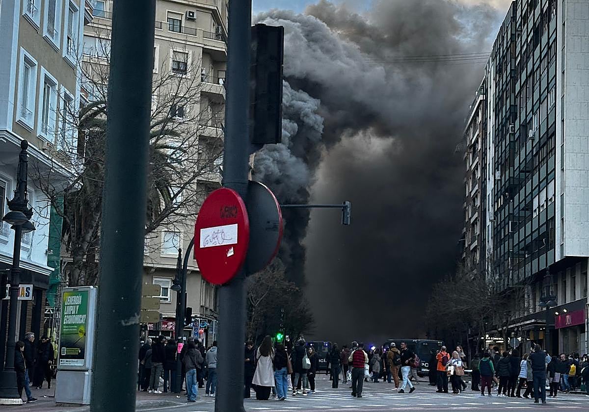 Un incendio en un bingo desata la alarma en el centro de Valencia y ...