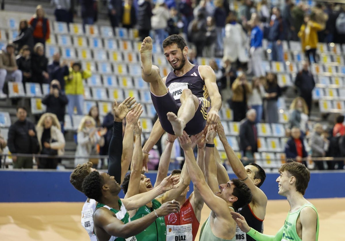 Quique Llopis, manteado por otros atletas al finalizar la final de los 60 metros vallas en el Luis Puig.