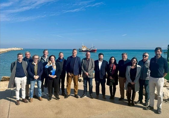 El conseller, el director general de Costas, junto con el alcalde, en el puerto de Dénia.