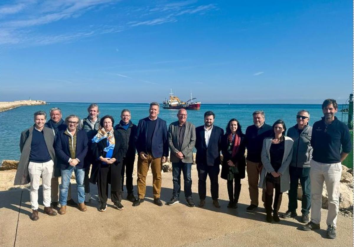 El conseller, el director general de Costas, junto con el alcalde, en el puerto de Dénia.