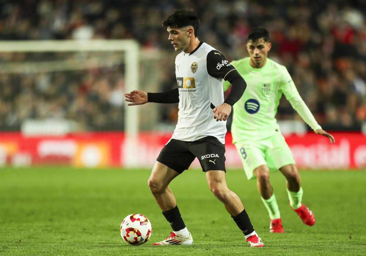 Fran Pérez controla un balón en el partido contra el FC Barcelona.