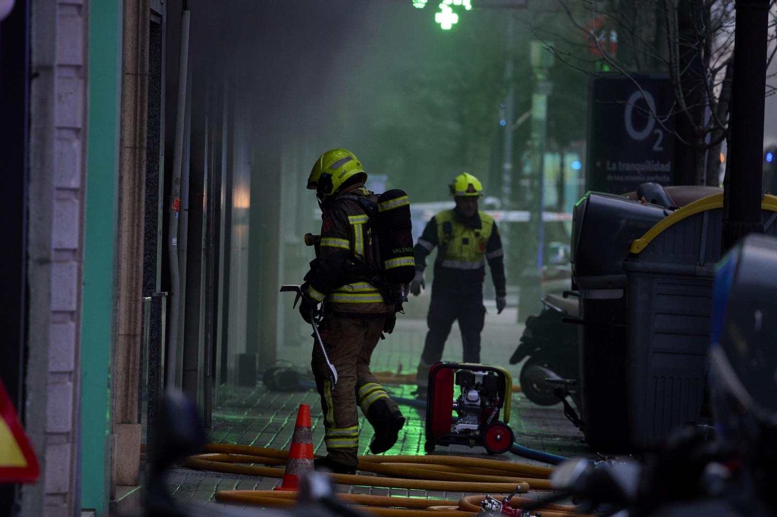 Los bomberos de Valencia en las labores de extinción del fuego.