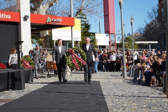 Momento en el que el alcalde de Xàtiva y el expresidente Zapatero realizan la ofrenda.