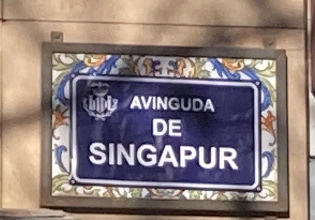 Fotografía de la pegatina sobre la placa de la Plaça del Valencia CF.