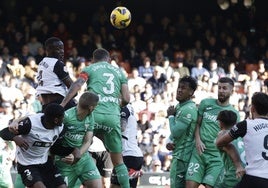 Mouctar Diakhaby cabecea durante el partido contra el Leganés.