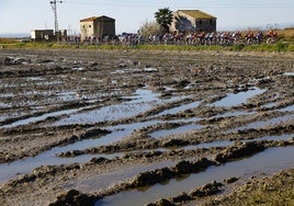 El pelotón de la carrera femenina transita este domingo por una de las zonas afectadas por la dana.